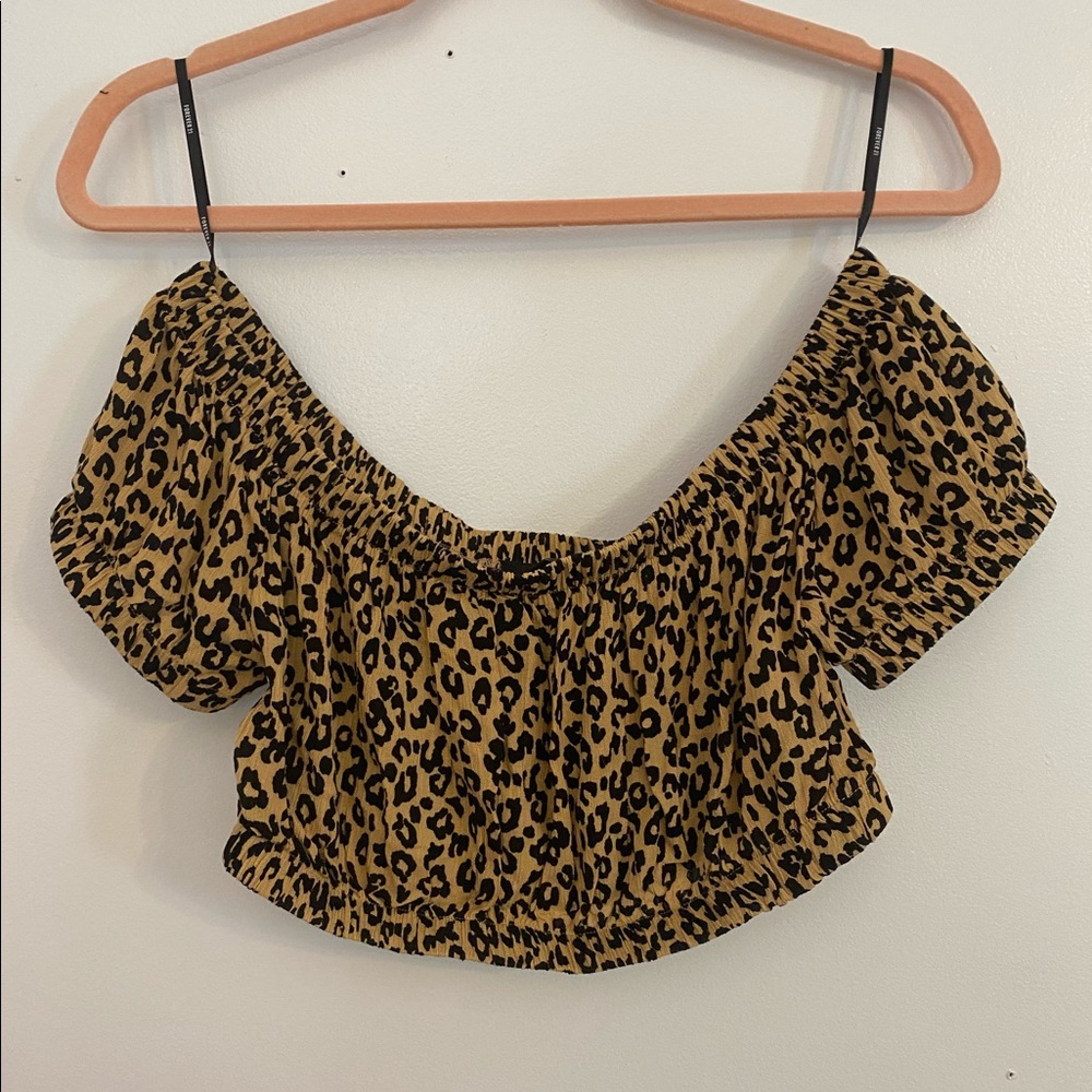 LEOPARD PRINT OFF THE SHOULDER CROP